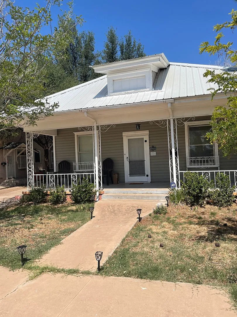 Cute Bungalow Style Home In the Historic District — Photo 1