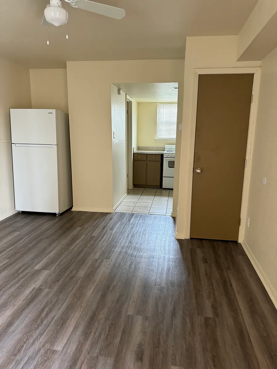 Building Photo - 2500 W Hickory St #22