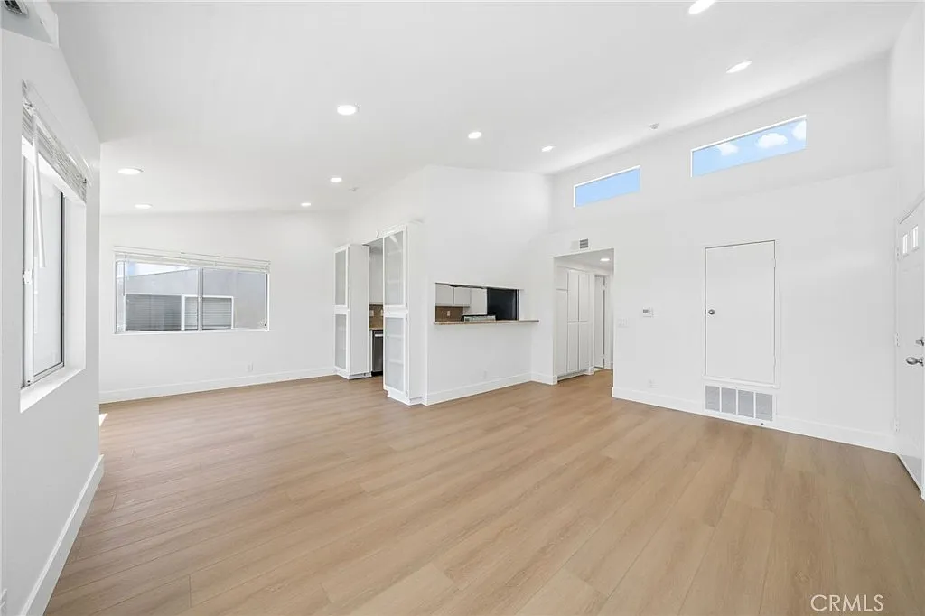 2 bed, 1200 sqft, $4,200 — Photo 3