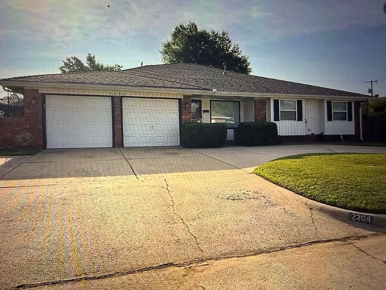 2204 Edgewood Dr — Photo 1