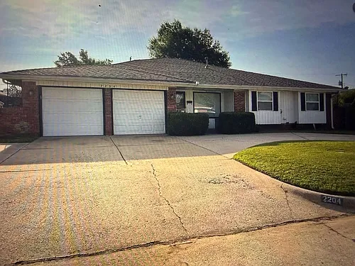 2204 Edgewood Dr Photo 1