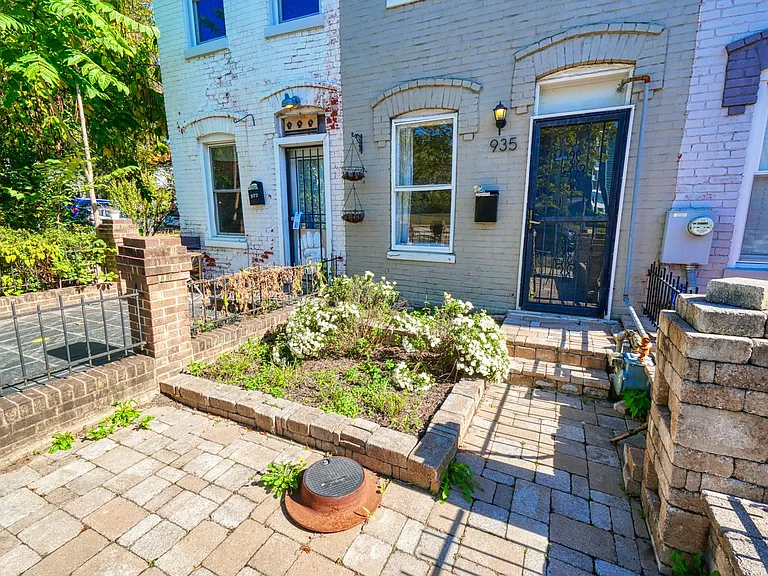935 8th St NE — Photo 3