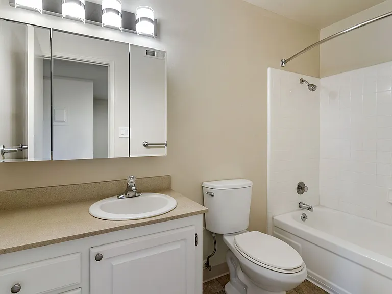 Glenmoor Green Apartments — Photo 8