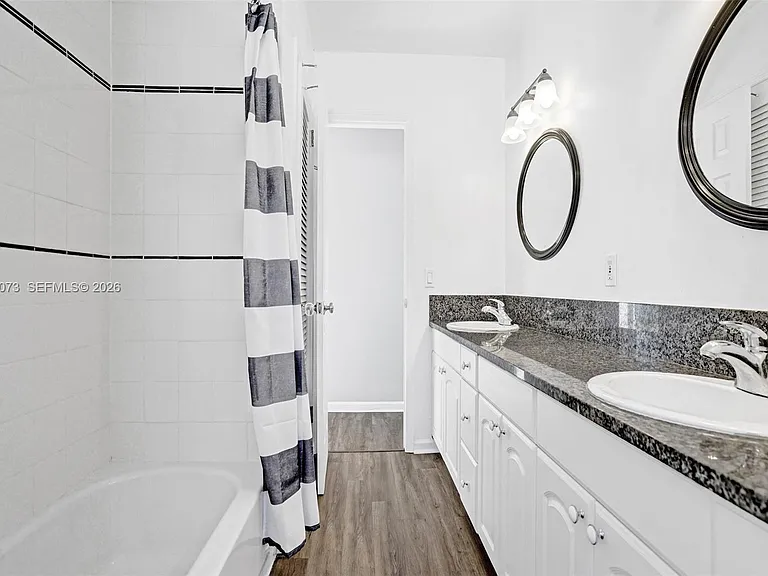 949 SE 10th Ct — Photo 31
