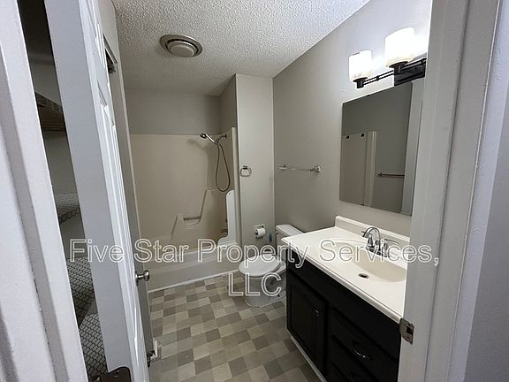 5th image of 110 W Lake Shore Dr APT 20