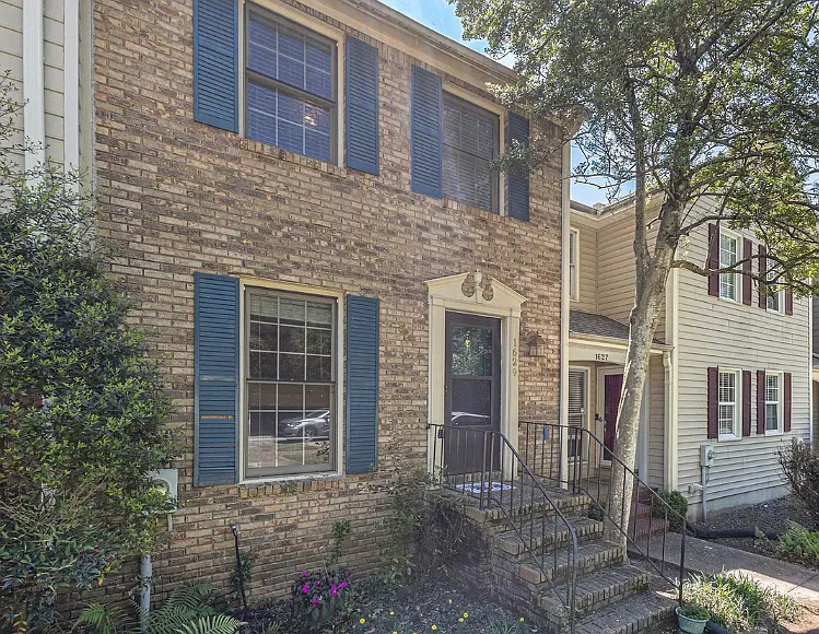 1629 Ashwood Lane — Photo 3