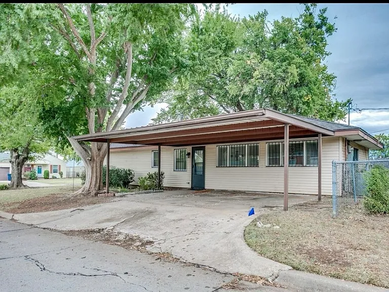400 Draper Dr — Photo 2