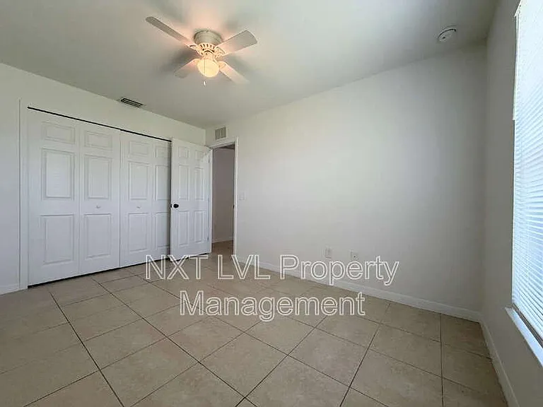 842 SW 39th Ter — Photo 11