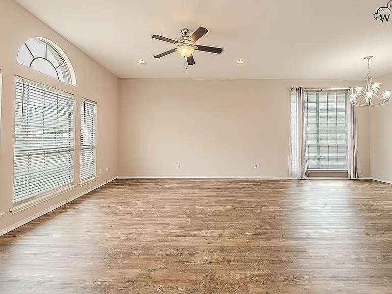 4009 Kingsbury Dr — Photo 3