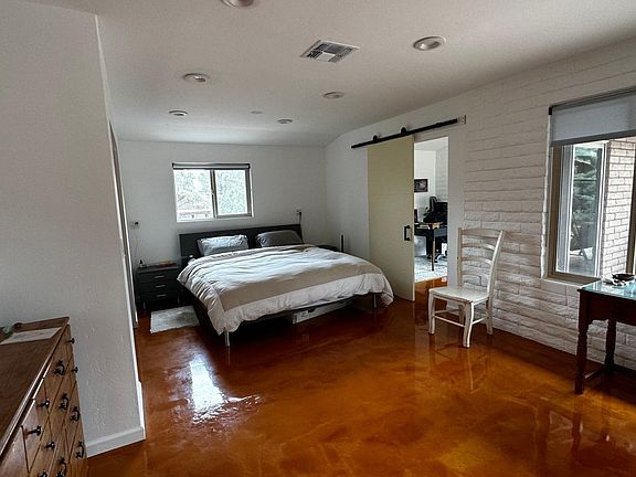 Spacious bedroom, plenty of space with en suite bathroom