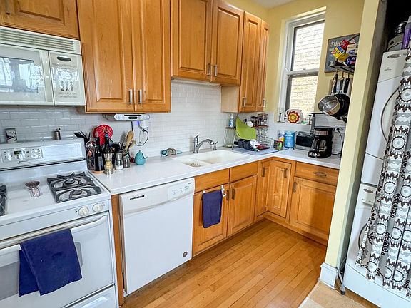 3rd image of 7658 N Sheridan Rd #3