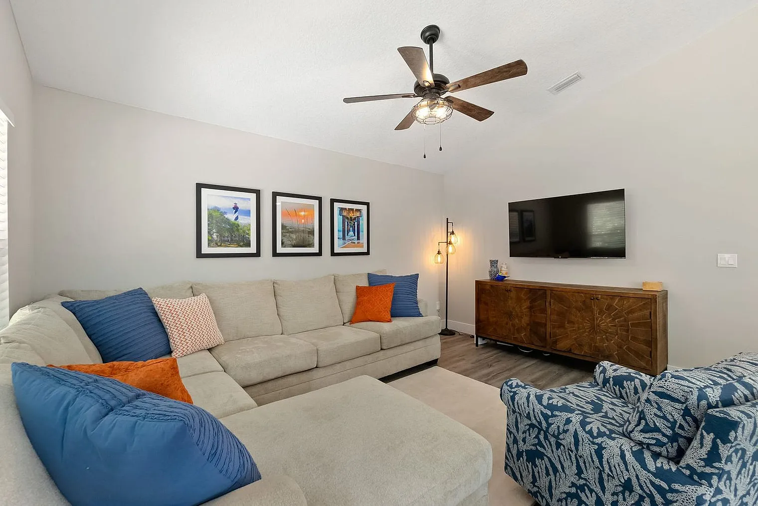 3 bed, 2.0 bath, 1097 sqft, $3,056 — Photo 2