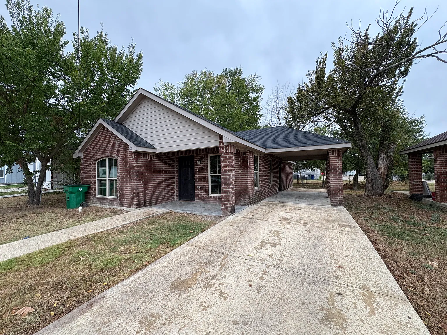 704 Perry Ave — Photo 2