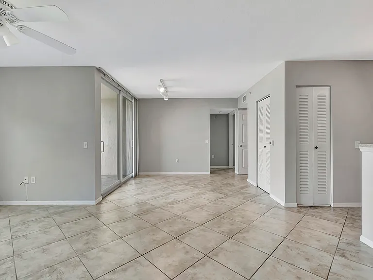 116 Villa Cir #116 — Photo 12