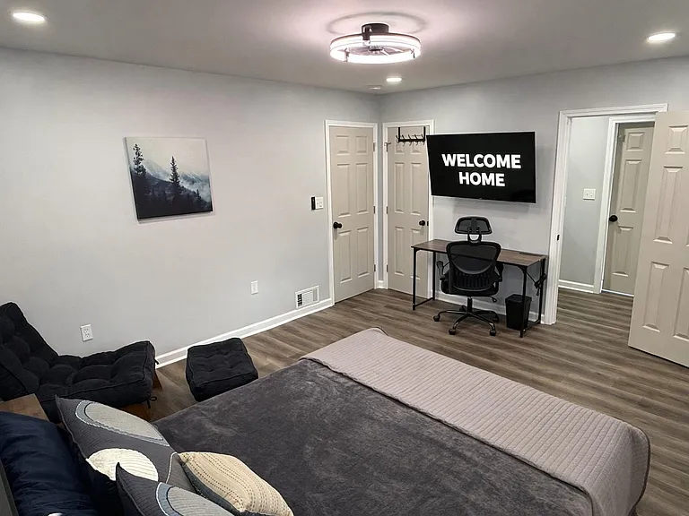 Queen bed with drawers. Hotel Mattress, Recliner, Office desk and ergonomic chair. 43" roku TV. 1 gig fast wifi. Nightstand