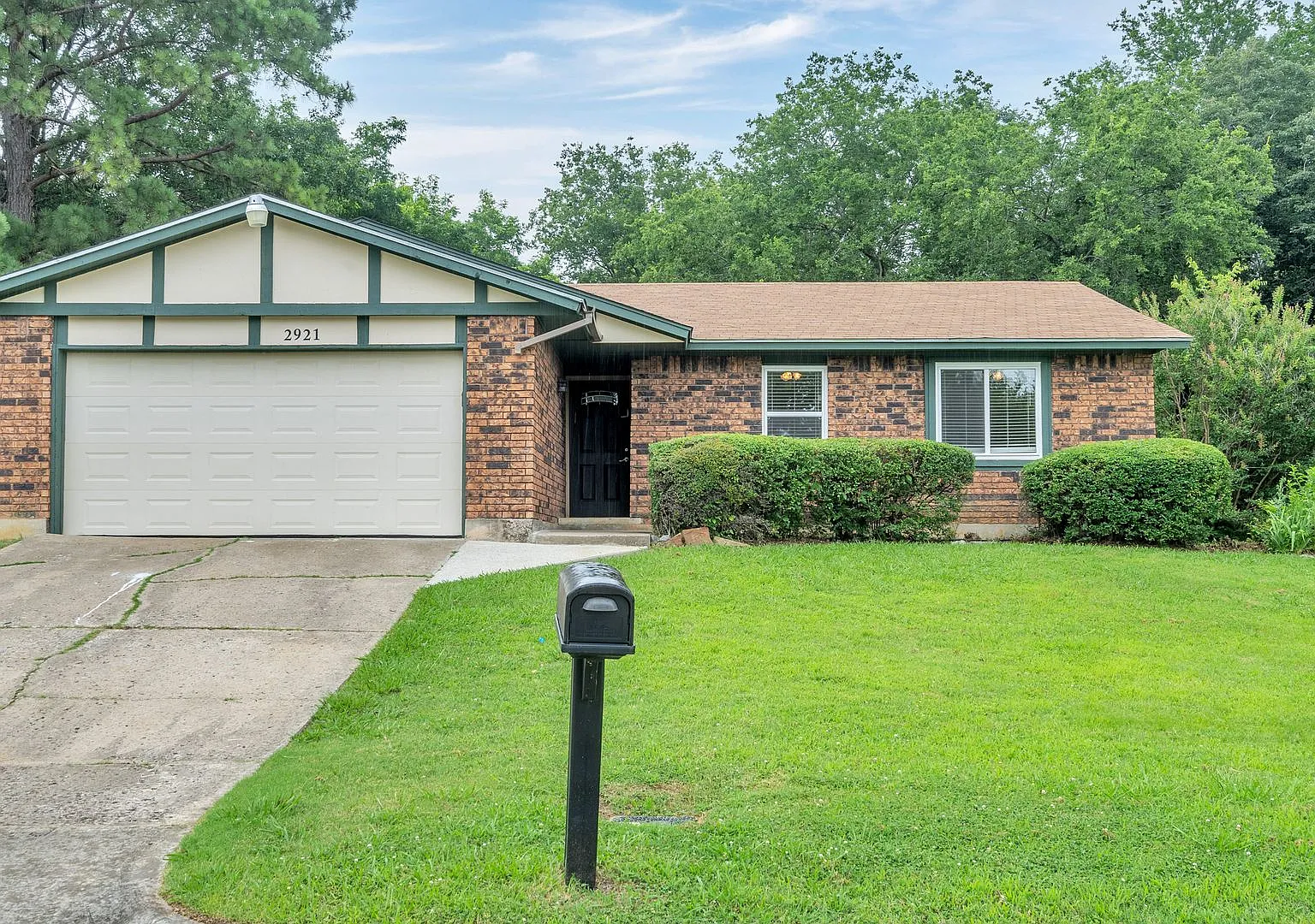 Beautifully Redone 3 Bedroom House! Available for Immediate Move in! — Photo 1