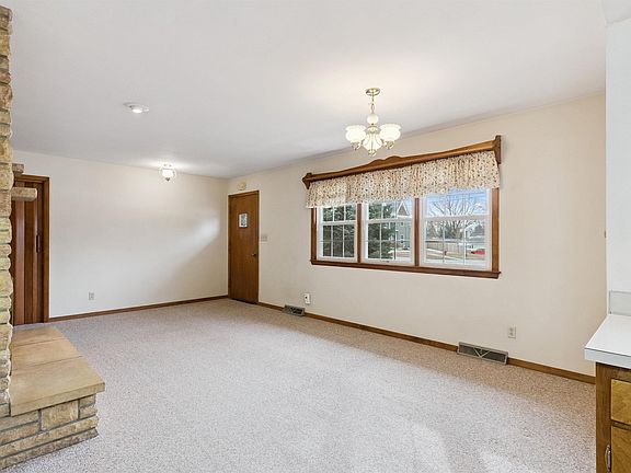 3rd image of 323 Barrick Rd