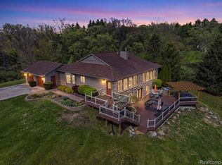 8742 Hyne Rd, Brighton, MI 48114