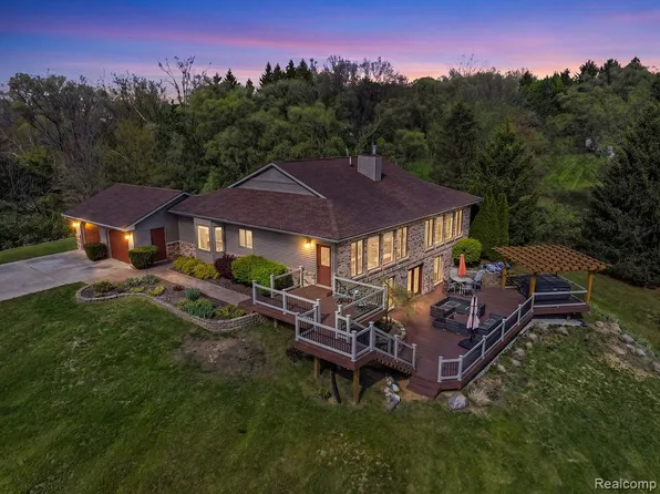 8742 Hyne Rd, Brighton, MI 48114