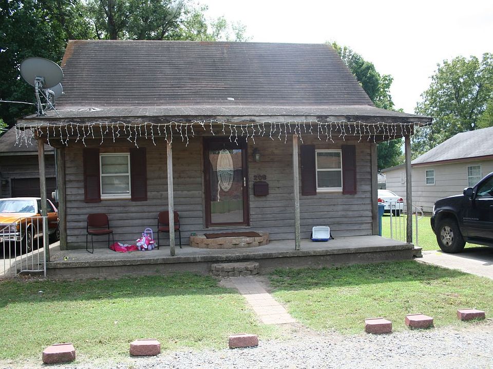 1st image of 208 E Poplar St