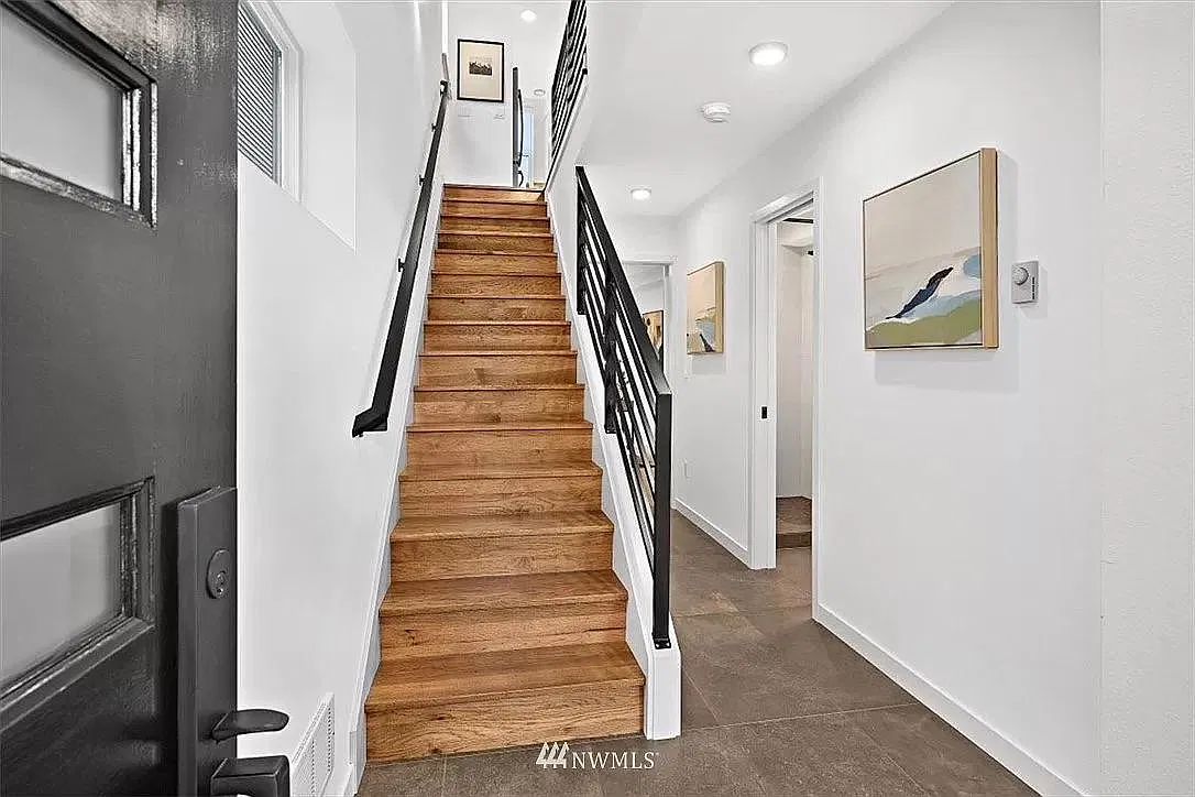 7437 Latona Ave NE — Photo 2