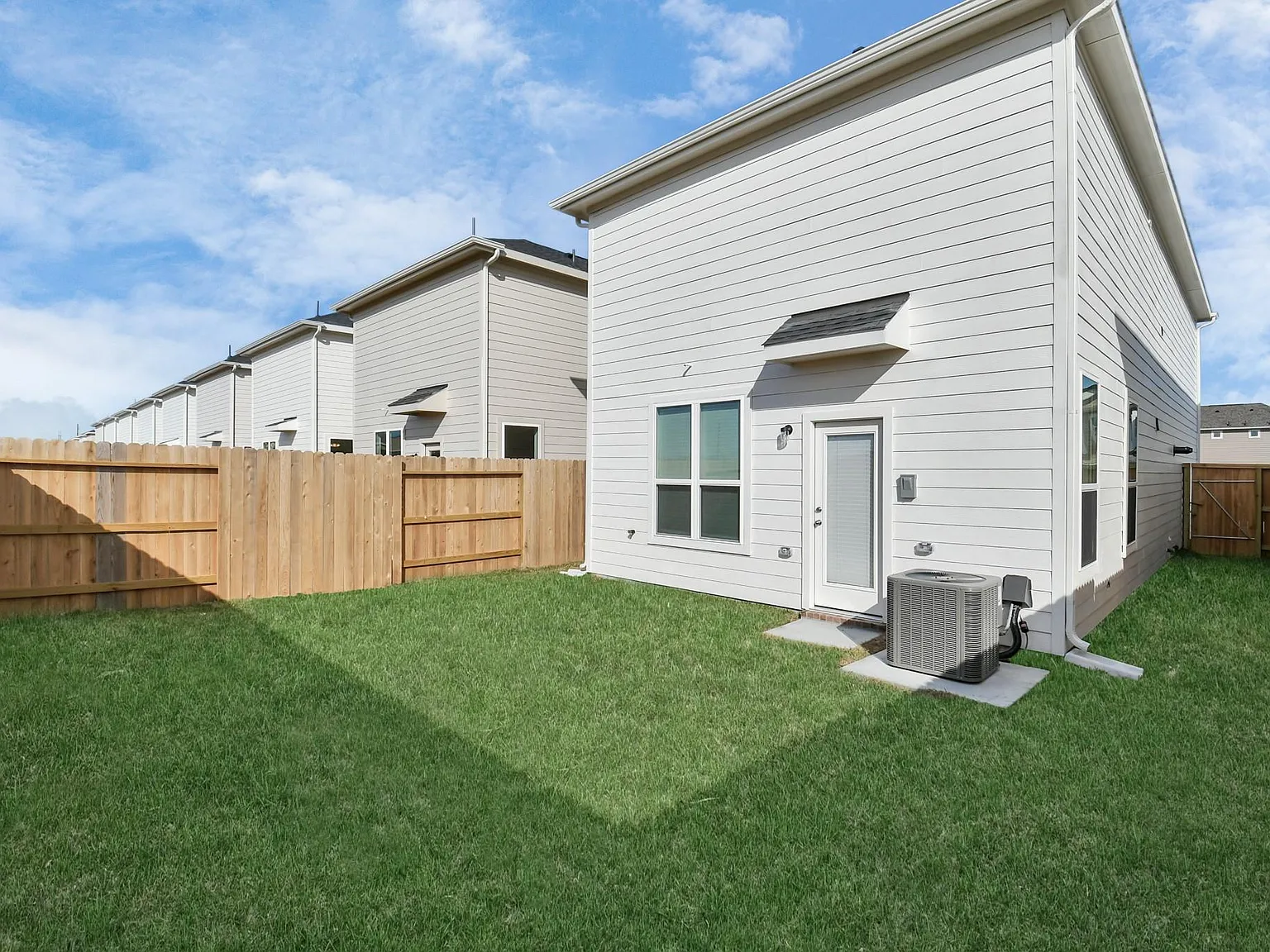 3 bed, 2.5 bath, 1436 sqft, $2,100 — Photo 3