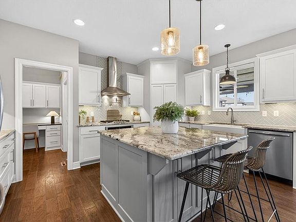 3rd image of 914 Rannoch Ln