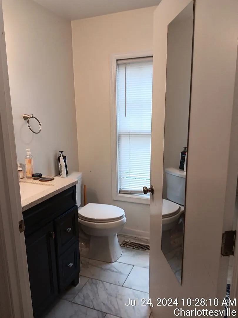Charming 3-Bedroom 2 Bath Apartment Prime Location 14th ST 2027-2028 — Photo 2
