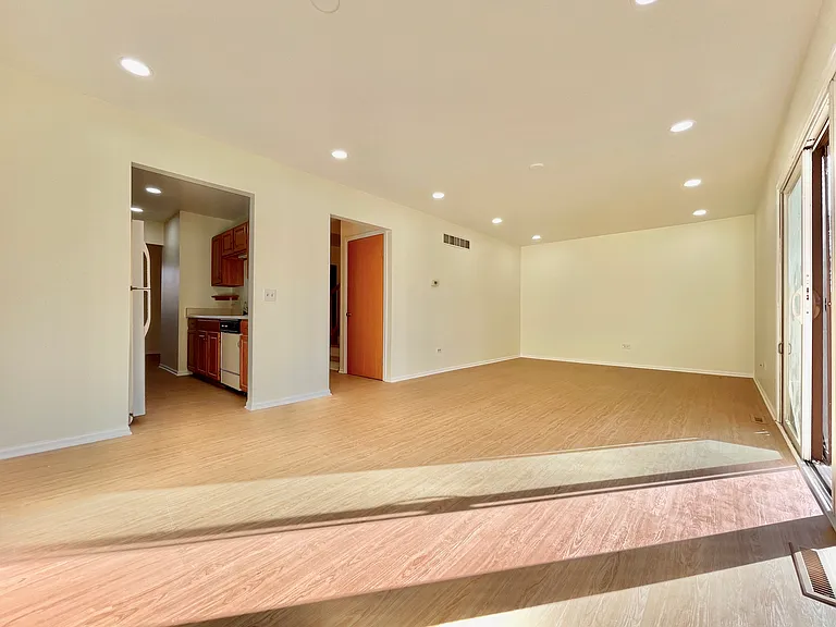 928 Stratford Ct — Photo 6