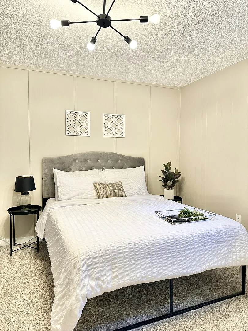 The Cozy Edge - 2br Home with warm fireplace! — Photo 2