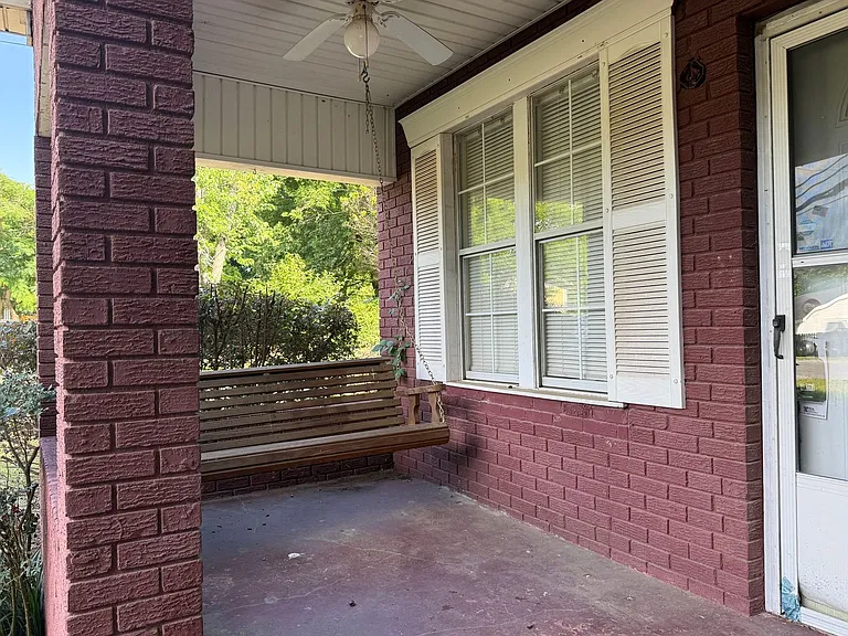 704 E North St — Photo 2