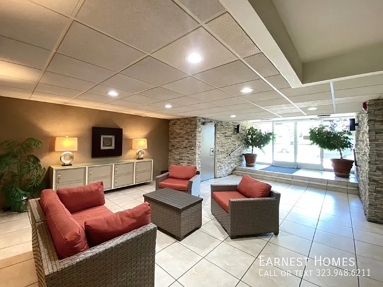525 N Sycamore Ave #321 — Photo 4