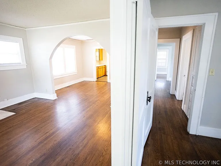 1147 S Florence Ave — Photo 54