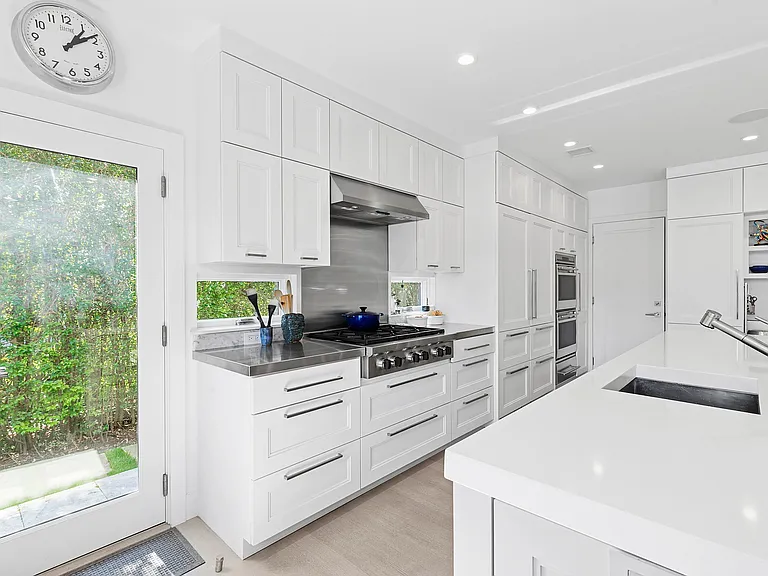 202 Halsey St — Photo 10