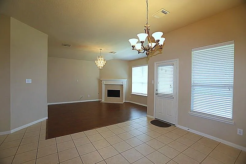 3 bed, 1896 sqft, $2,150 — Photo 4