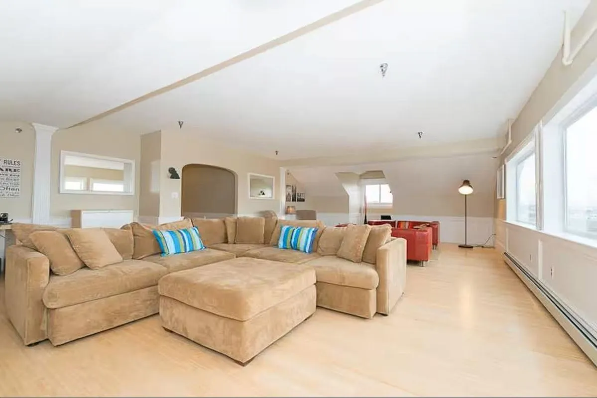 4 bed, 3.0 bath, 3200 sqft, $3,000 — Photo 2