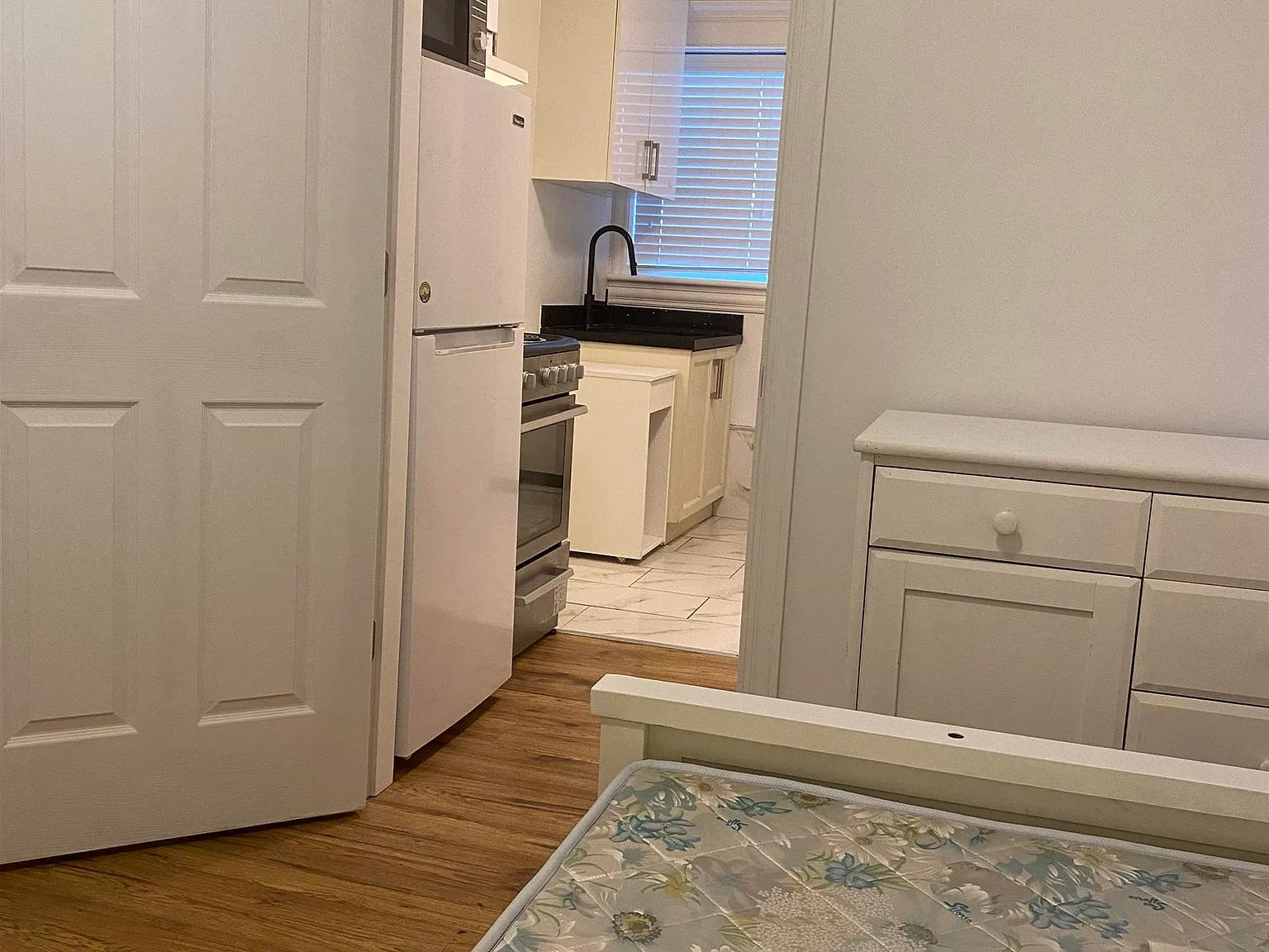 1 bed, 450 sqft, $1,300 — Photo 3
