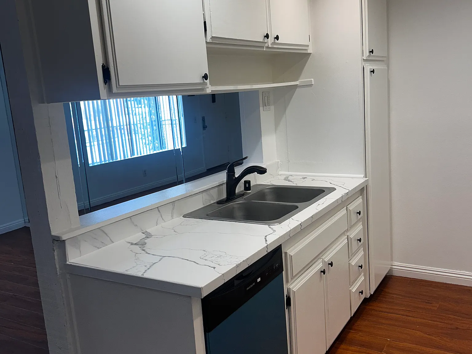 2 bed, 870 sqft, $1,975 — Photo 2