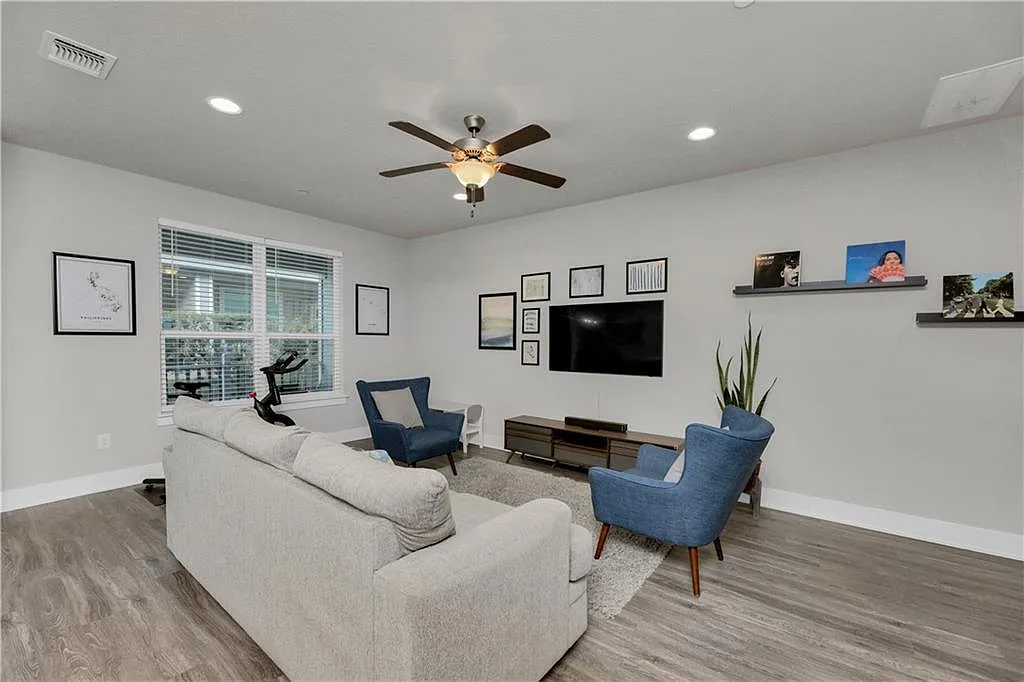 3 bed, 2.5 bath, 1628 sqft, $2,200 — Photo 3