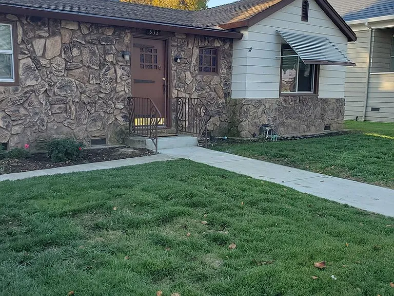 933 Delaware St — Photo 2