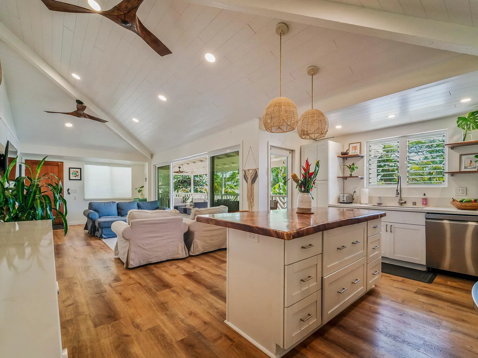 215 Kaelepulu Dr — Photo 1