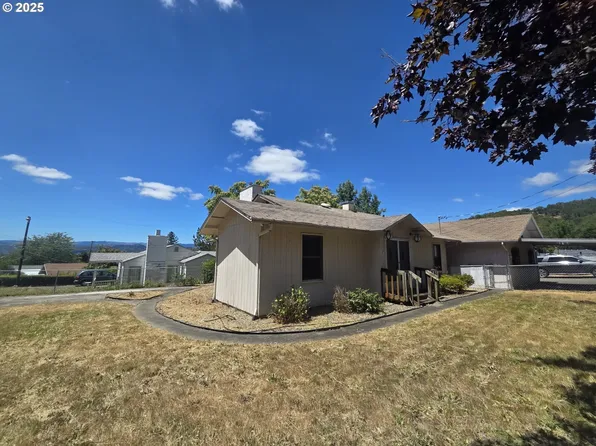 1628 NE Taylor St, Roseburg, OR 97470