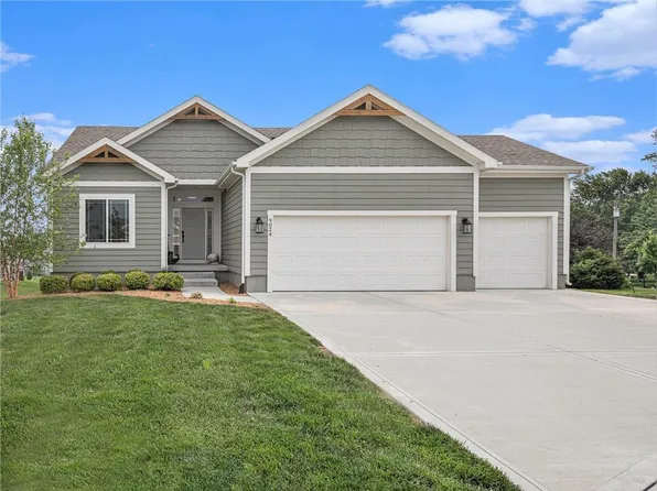 9024 SE 1st St, Lees Summit, MO 64064