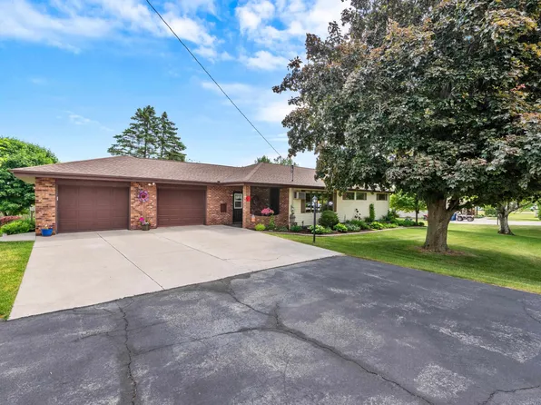 421 Evergreen Rd, Mount Calvary, WI 53057