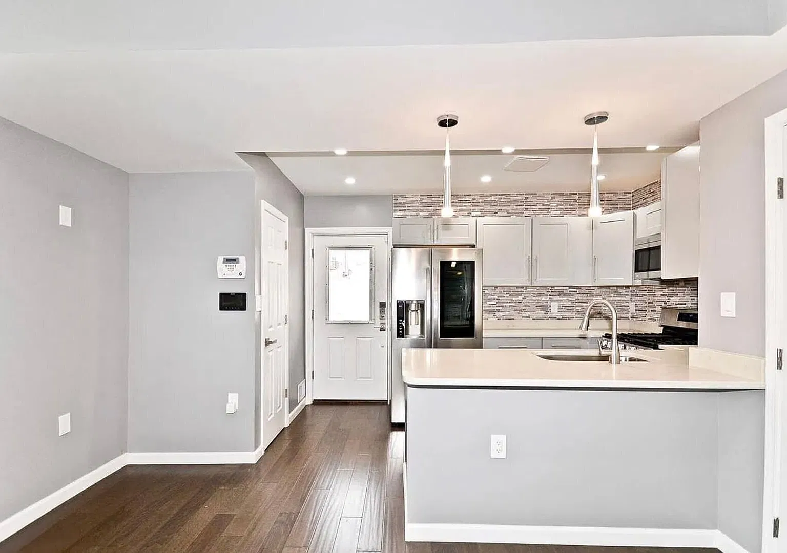 Spacious 3BR Deanwood Home with Garage, Speaker System & Outdoor Space — Photo 2