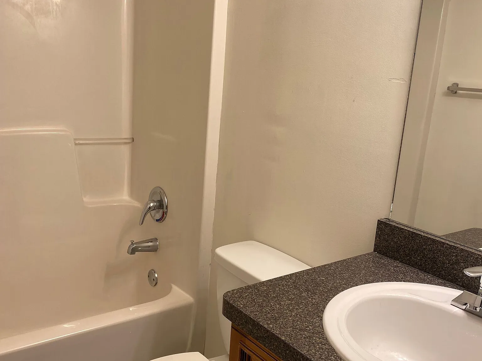 2 bed, 1.5 bath, 1000 sqft, $1,225 — Photo 2