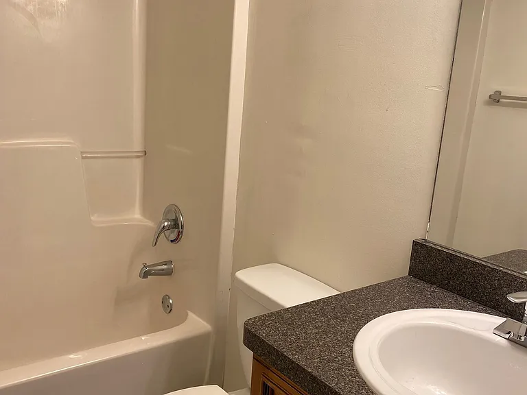 432 W I Pkwy — Photo 2