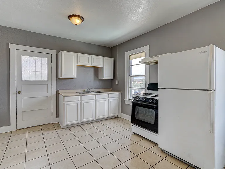 605 Nino Aguilera St #B — Photo 8