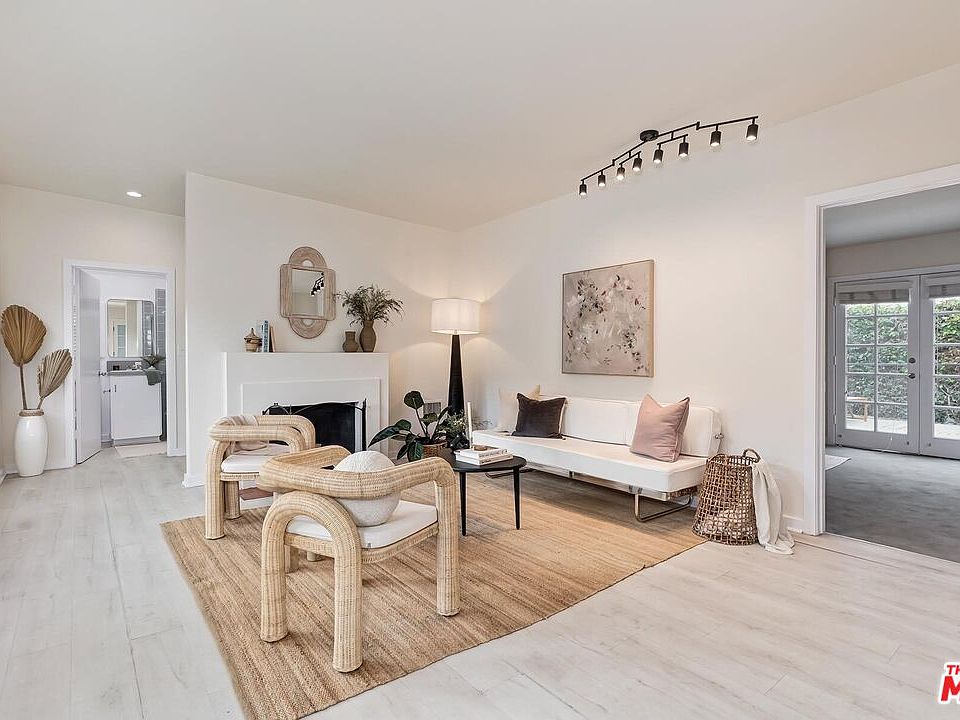 1st image of 215 Entrada Dr