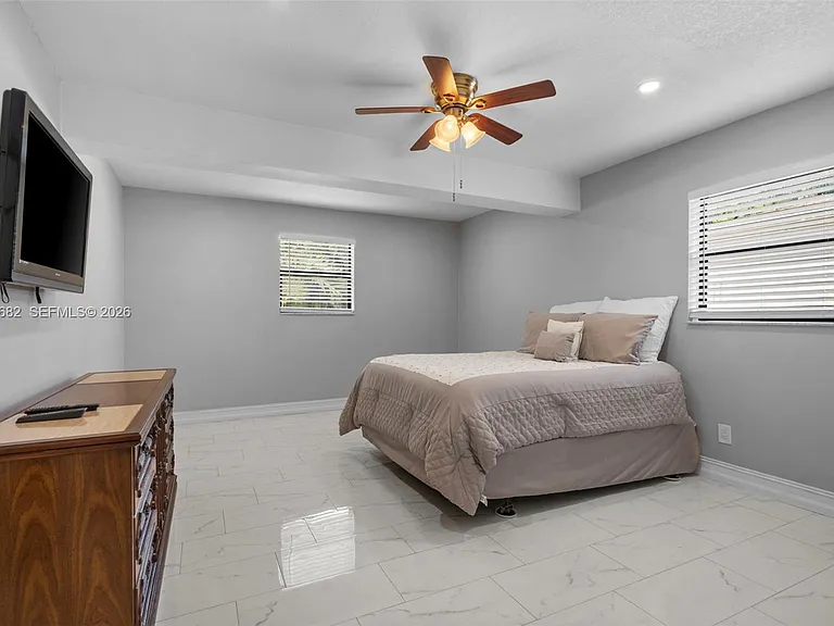 101 NE 2nd Pl — Photo 6